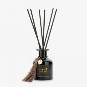  LUXURIOUS MOMEN